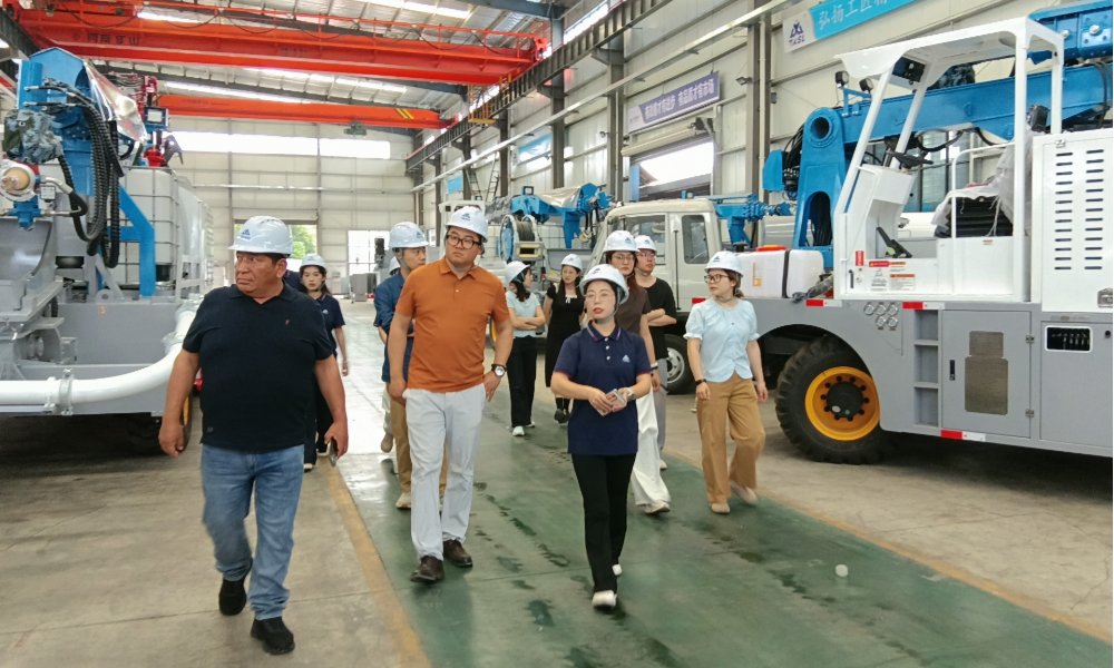 
Peruvian customers visit the factory